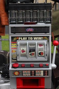 Betting real money, slot machine players